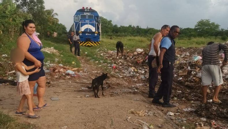 Las imágenes mostraron a la locomotora 52557, del modelo DF70-2, detenida junto a bolsas, cartones, escombros y otros residuos. (Cortesía: Jose Luis Alarcon)