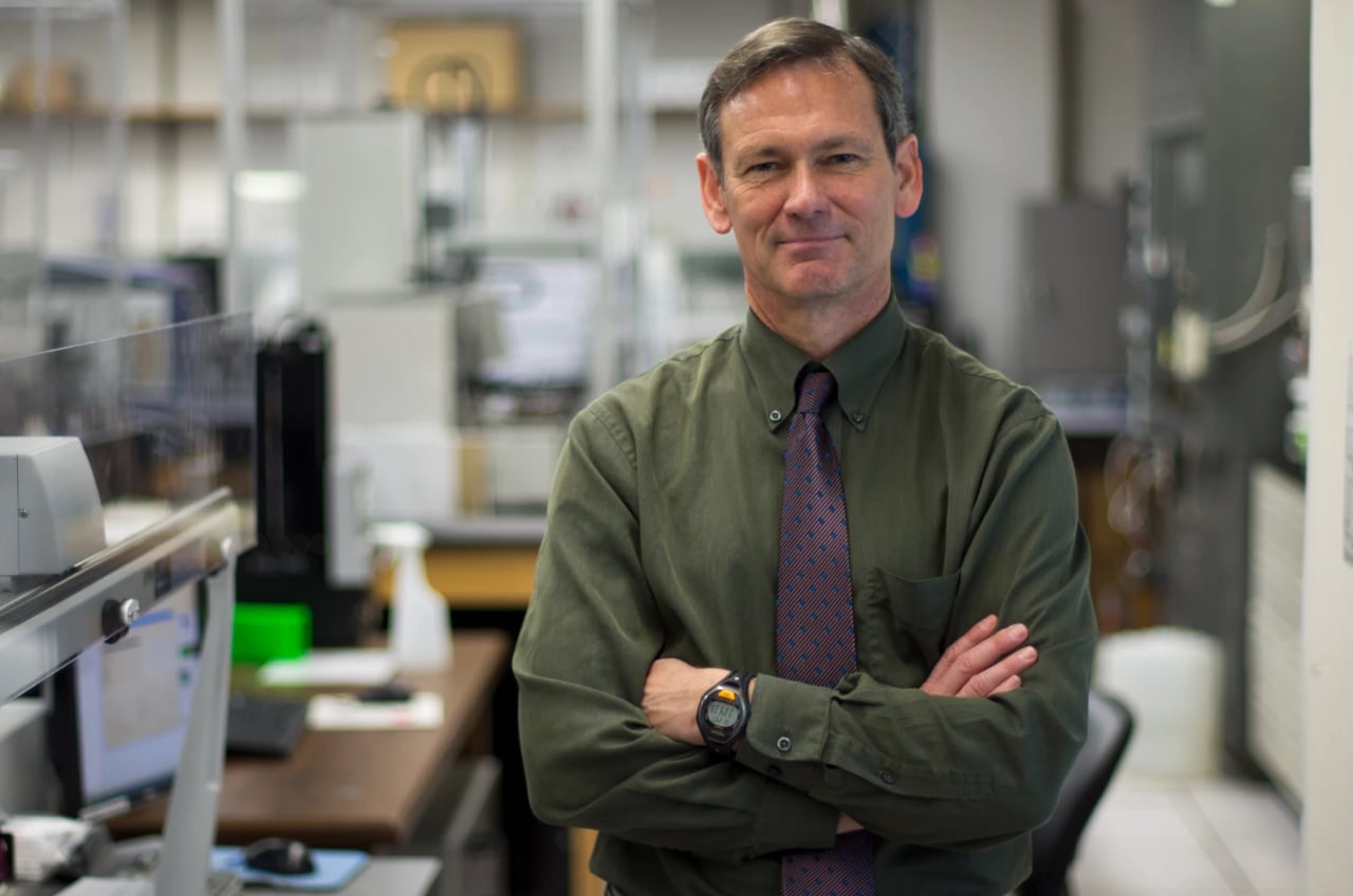 El investigador destaca la importancia de preservar el sistema inmune durante la terapia, proponiendo dosis más bajas para evitar daños colaterales (The University of Texas at Austin)