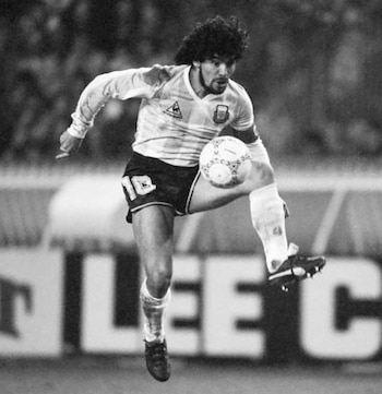 3. Diego domina la pelota