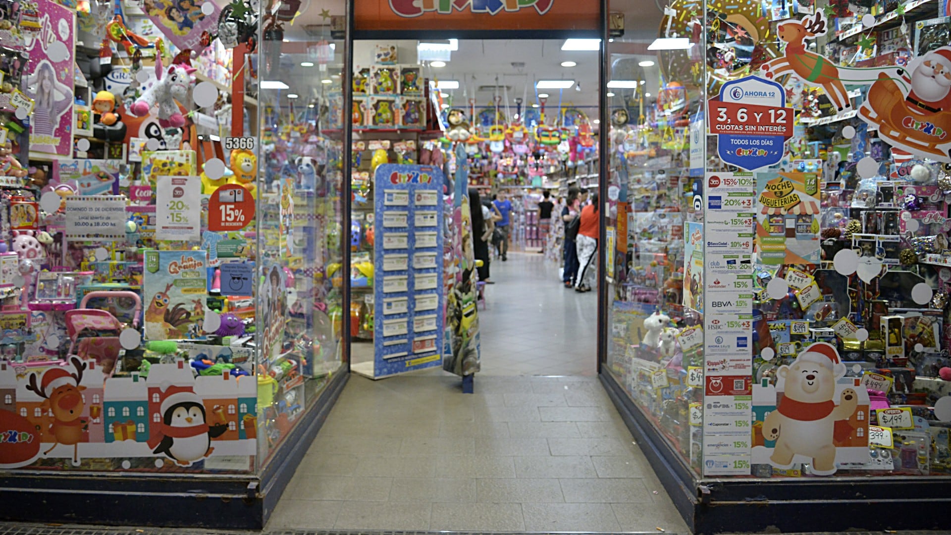 Payasos, voluntarios y la Comisión Día del Niño participan en la animación y reparto de juguetes para niños internados, promoviendo el valor del juego en la infancia (Gustavo Gavotti)