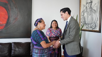 Roberto Velasco se reunió con Rigoberta Menchú Tum tras el nombramiento en la SRE. (Foto: SRE)