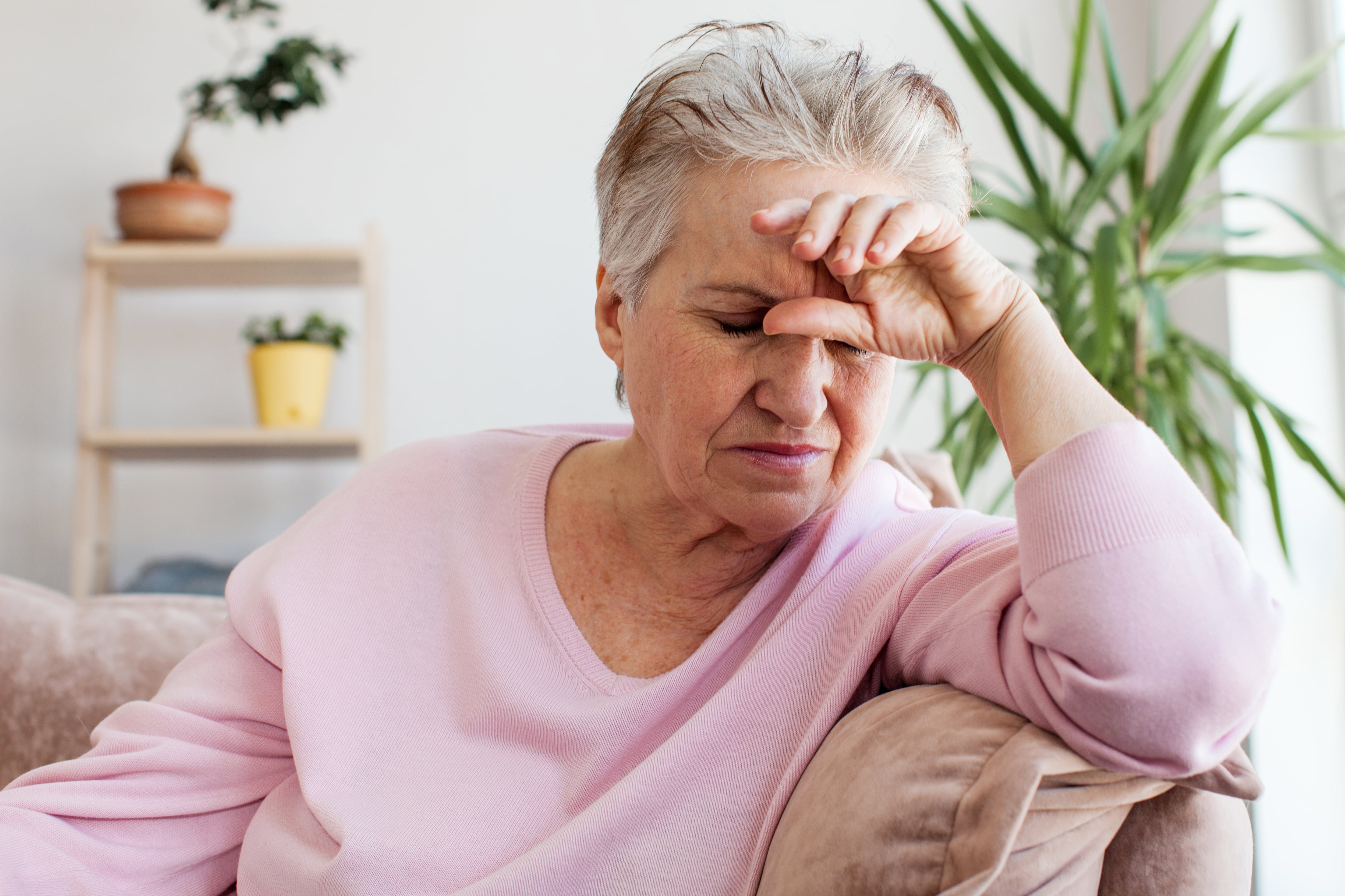 Los olvidos y las confusiones pueden tener causas diversas y más comunes de lo que se cree (AdobeStock)