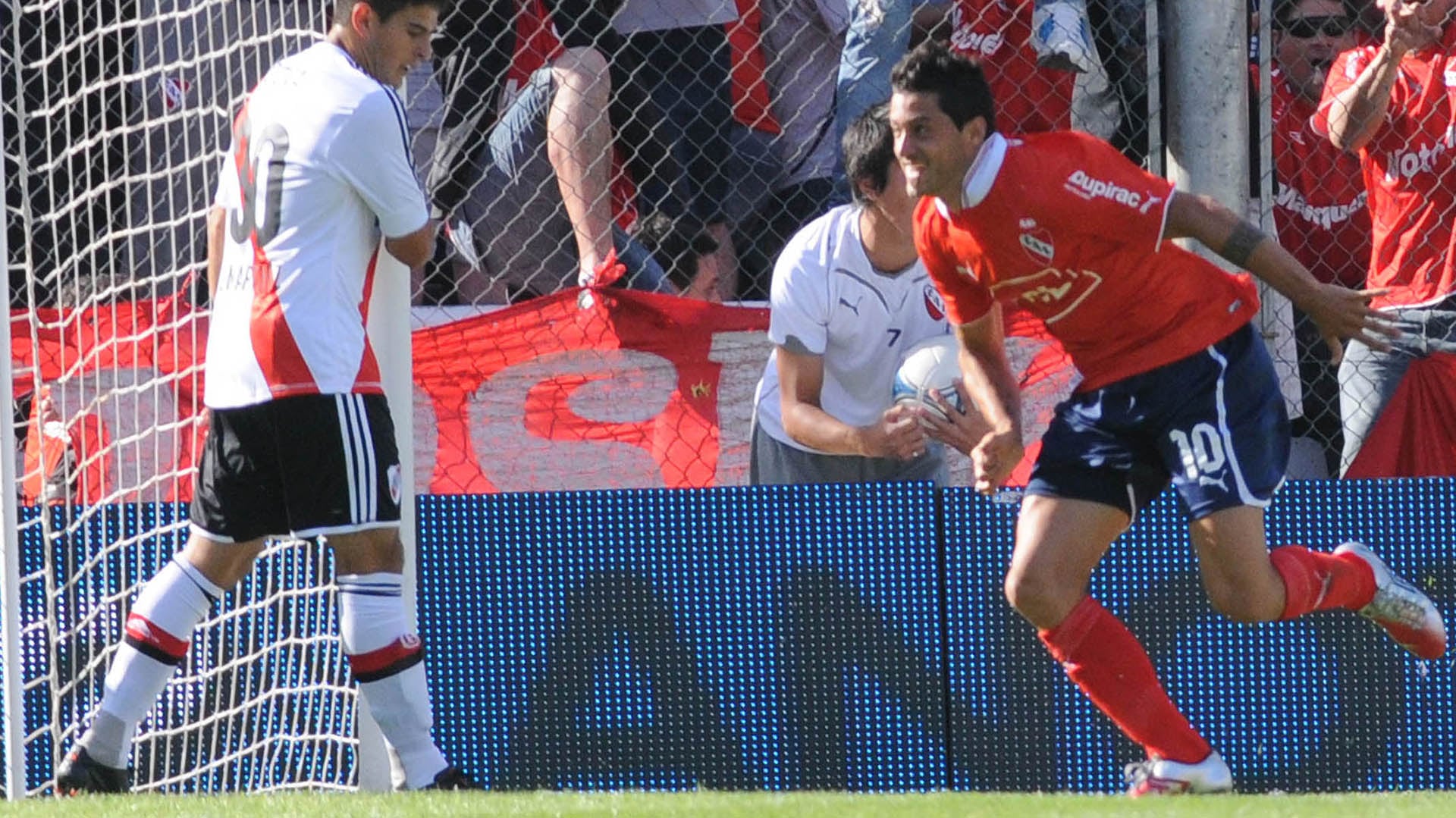 Hernán Fredes festeja un gol que le hizo a River Plate con la camiseta de Independiente.(Fotobaires)