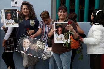 El operativo se prolongó hasta la salida de la familia de José José del Panteón Francés (Foto: Infobae)