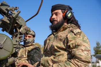 Combatientes antigubernamentales observan el aeródromo