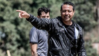 Nolberto Solano dando indicaciones en