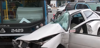 El fuerte impacto del colectivo y el vehículo Volkswagen Gol