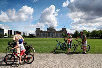 Un grupo de personas con sus bicis este lunes frente al edificio del Parlamento alemán, Bundestag, en Berlín. EFE/EPA/HAYOUNG JEON
