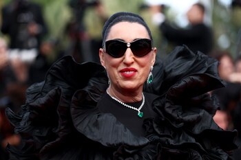 Rossy de Palma fue una de las estrellas internacionales en saludar a Úrsula Corberó (REUTERS/Sarah Meyssonnier)
