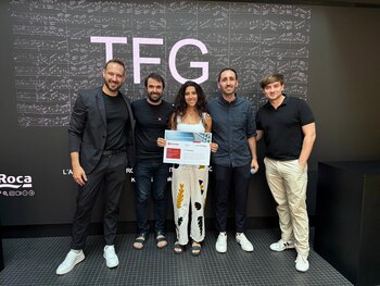 31/07/2025 Entrega del premio.
La alumna de arquitectura Ignacia Meza (UIC Barcelona School of Architecture) ha ganado el Premio Rockwool de Sostenibilidad 2025 por su TFG 'Cánticos de Wapi': plantea un centro experiencial polivalente en la costa de Chile inspirado en el viento y la música de ocarina, e interpreta en clave moderna construcciones indígenas de la Patagonia.
CULTURA
ROCKWOOL - UIC BARCELONA