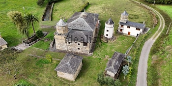 Fotografía aérea del pazo en venta. (Fuente: Idealista)