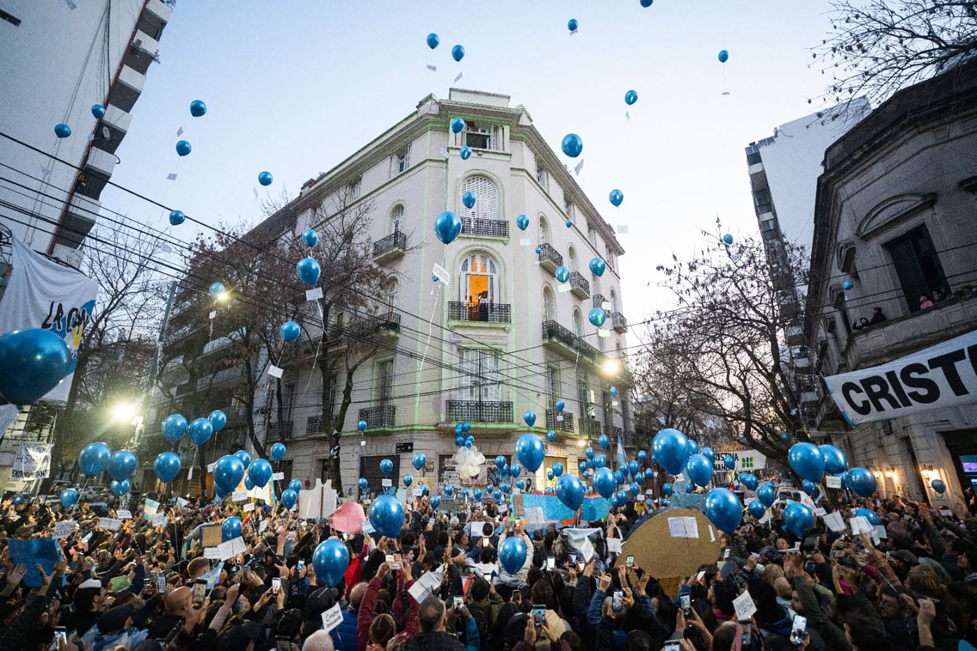 Una multitud se congregó con globos azules frente al edificio de Cristina Kirchner