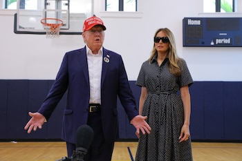 Trump junto a su esposa Melania antes de votar en Palm Beach, Florida (REUTERS/Brian Snyder)