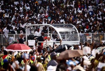 El Papa Francisco asiste a un encuentro con jóvenes y catequistas en el Stade des Martyrs durante su viaje apostólico, en Kinshasa, República Democrática del Congo, 2 de febrero de 2023. (REUTERS/Yara Nardi)