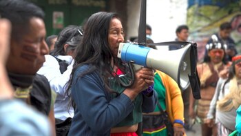 Unos 70 indígenas amazónicos protestaron el martes frente a la Corte Constitucional de Ecuador por el incumplimiento de dos sentencias a favor de la comunidades cofanes y waoranis para frenar la extracción de minerales y petróleo en sus tierras.
