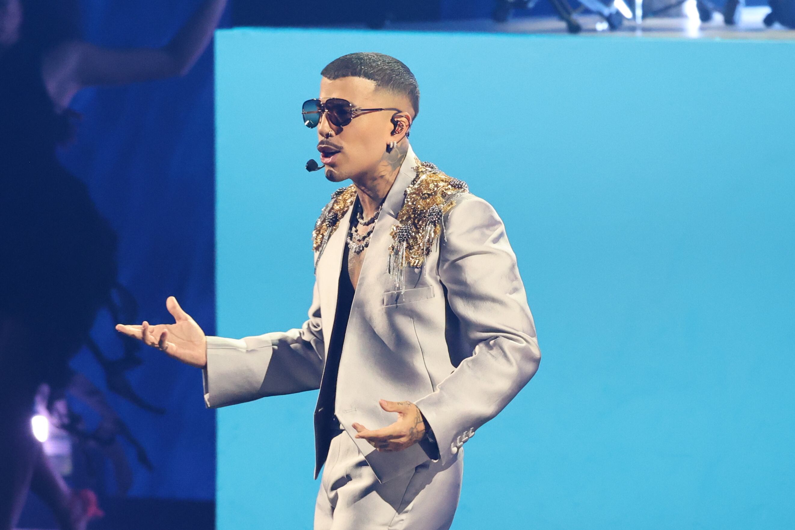 Rauw Alejandro se llevó la estatuilla por su tema “Tú Con Él”. EFE/ Octavio Guzmán