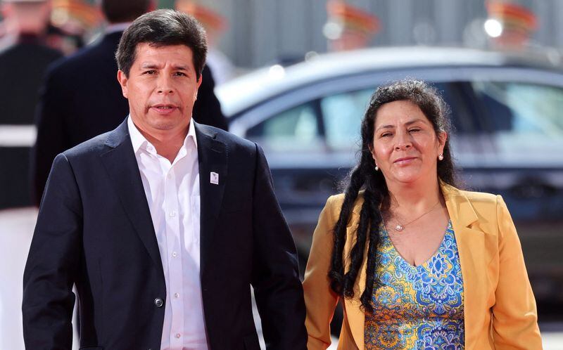 FOTO DE ARCHIVO: El presidente de Perú, Pedro Castillo, y la primera dama, Lilia Paredes, llegan a la novena Cumbre de las Américas, en Los Ángeles, California, EE. UU., el 8 de junio de 2022. REUTERS/Lucy Nicholson/Foto de archivo