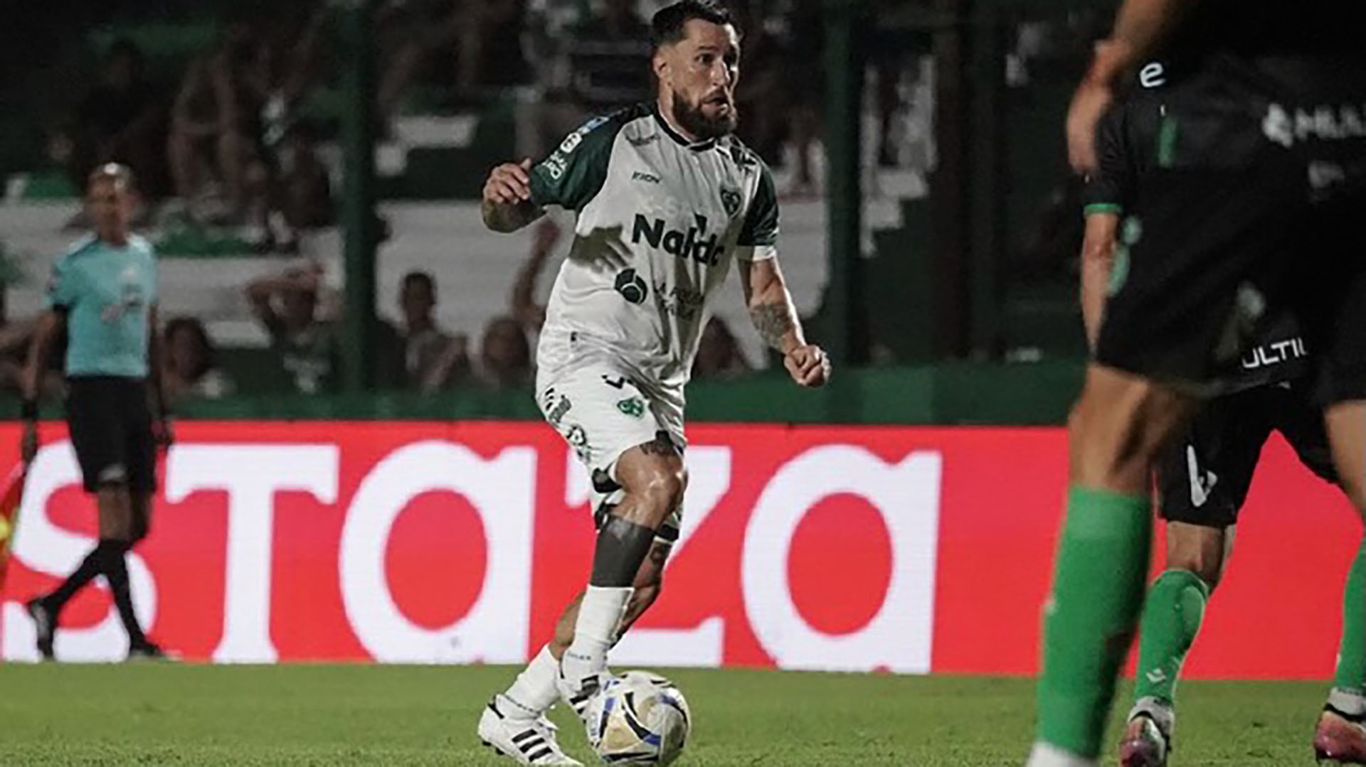 El futbolista denunció haber sido extorsionado para firmar cuatro pagarés en una escribanía por una deuda de 505 mil dólares contraída por haber operado una plataforma clandestina de casino online (Foto/@jonatandavidgomez)