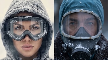 Una imagen partida horizontalmente. Izquierda: un rostro femenino con gafas de esquí y capucha nevada. Derecha: un rostro con máscara de gas y capucha nevada.