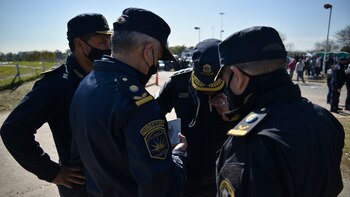Policías bonaerenses escuchan el anuncio