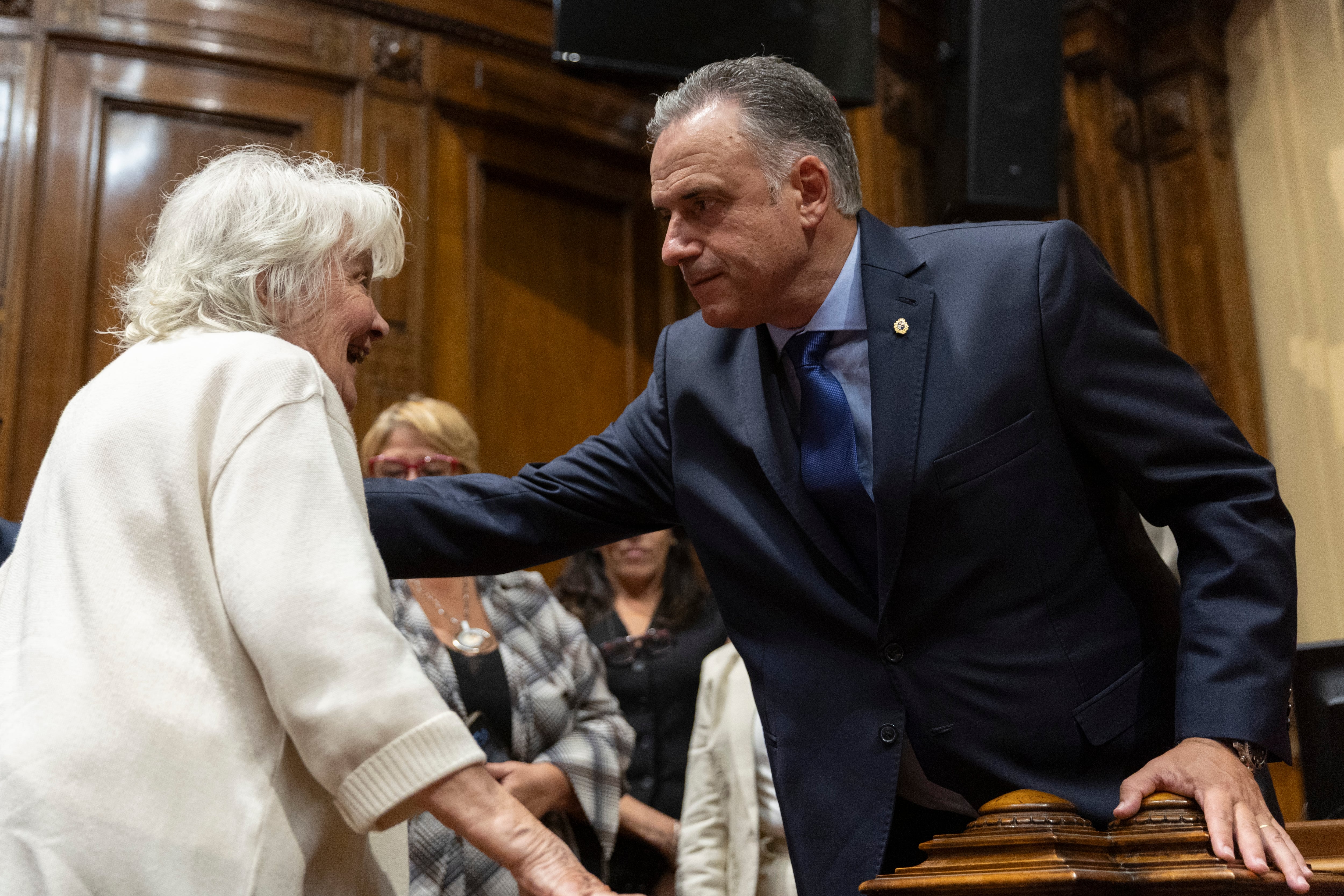El presidente de Uruguay, Yamandú Orsi, junto a Lucía Topolansky, viuda de José Mujica (Camilo dos Santos Ayala, Presidencia)