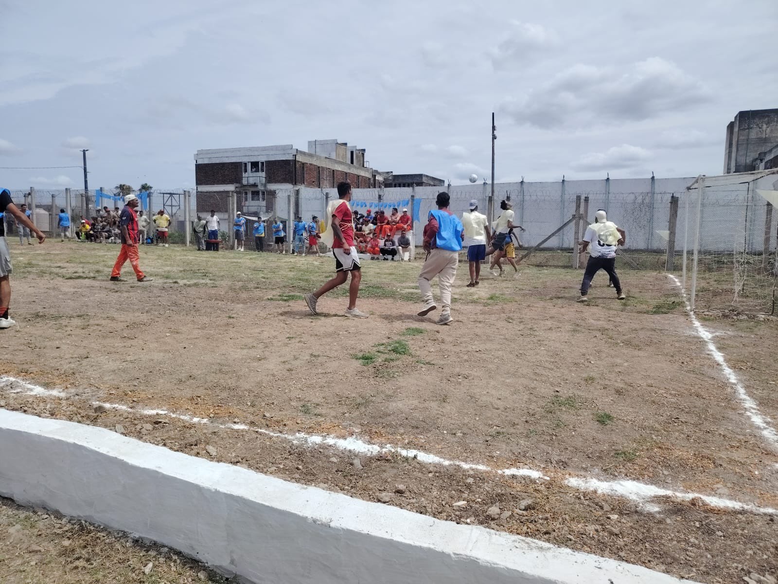 Presos uruguayos jugando en el polideportivo del Comcar, una de las cárceles más peligrosas del país (@minterioruy)