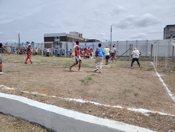 Presos uruguayos jugando en el polideportivo del Comcar, una de las cárceles más peligrosas del país (@minterioruy)
