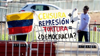 Manifestantes protestan afuera del palacio