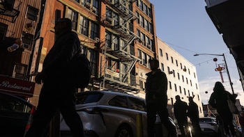 Inquilinos en Estados Unidos dicen basta al aumento de tarifas ocultas en los apartamentos y exigen medidas urgentes