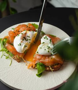 La colina de los huevos y los omega-3 del salmón son nutrientes clave para la función cerebral (The Corgi Café)