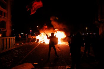 Un manifestante sostiene una bandera