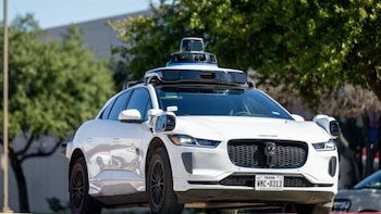 Vecinos de San Diego acusan a los robotaxis de Waymo de acaparar los cargadores eléctricos públicos