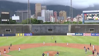 “Está temblando”: el pánico se apoderó del Estadio Universitario de Caracas durante un terremoto en un partido de beisbol