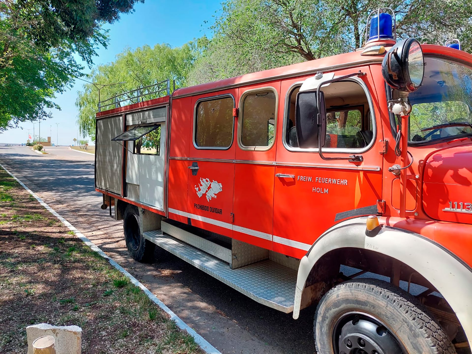 El sueño rodante cobró vida en un antiguo camión de bomberos alemán Mercedes Benz de 1977, adquirido con apenas veinticinco mil kilómetros de fábrica