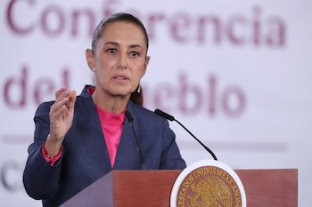 La presidenta de México, Claudia Sheinbaum, habla durante una rueda de prensa este lunes, en el Palacio Nacional de Ciudad de México (México). EFE/ Mario Guzmán