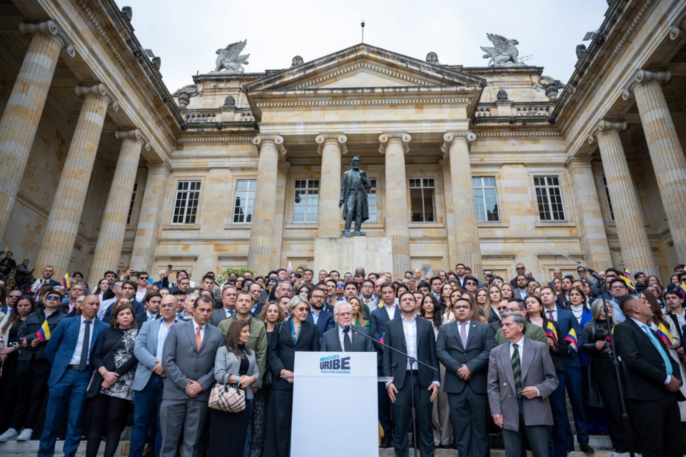 Uribe Londoño pidió unión por el país y destacó su compromiso con la seguridad - crédito @migueluribel/X