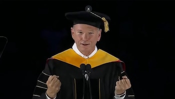 El ex CEO de Google, Eric Schmidt, fue abucheado cada vez que mencionó a la IA durante su discurso de graduación