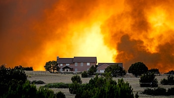 Un incendio forestal al suroeste de Denver obliga a miles de personas a evacuar la zona y destruye más de 160 estructuras