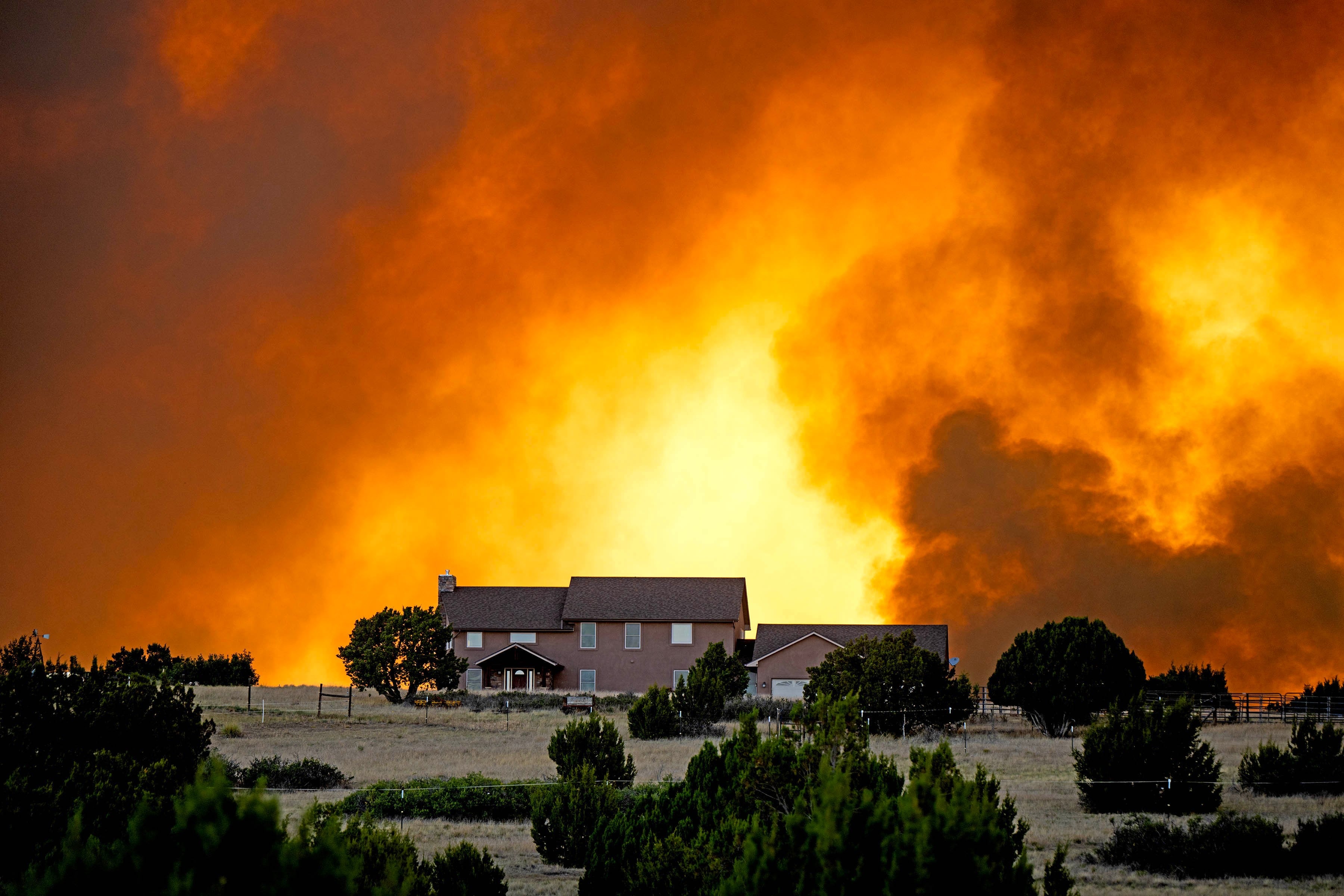 El incendio forestal de Aspen Acres al suroeste de Denver obligó a evacuar a miles de personas y destruyó más de 160 estructuras (Michael Seamans/The Gazette via AP)