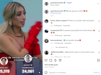 Una mujer con cabello rubio platino, top rojo y guantes largos rojos está hablando. Lleva pendientes dorados grandes y un collar. El fondo es azul claro