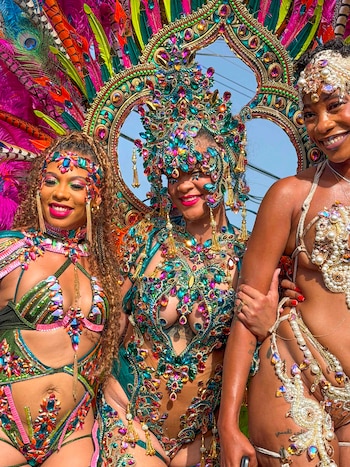 El conjunto que llevó puesto incluyó un body con bordados y lentejuelas, un tocado con piedras preciosas, un penacho multicolor y calzado de malla para bailar en la calle (Backgrid UK/The Grosby Group)