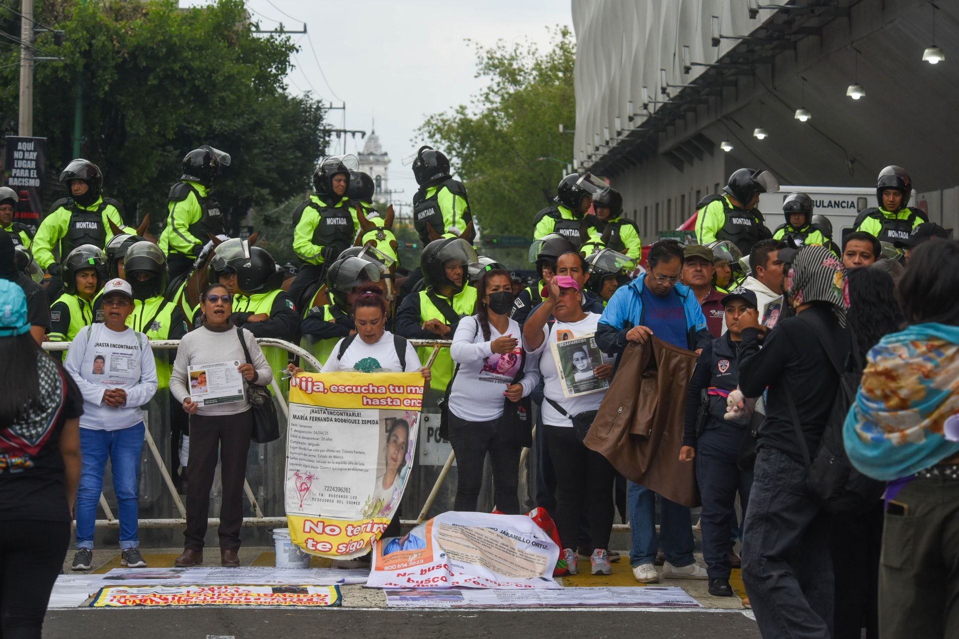 El operativo con más de mil 700 policías impidió que la marcha llegara a los accesos principales, mientras Ecatepec, Toluca y Naucalpan concentran más casos de desaparición. (FOTO: CRISANTA ESPINOSA AGUILAR/CUARTOSCURO.COM)