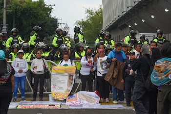 El operativo con más de mil 700 policías impidió que la marcha llegara a los accesos principales, mientras Ecatepec, Toluca y Naucalpan concentran más casos de desaparición. (FOTO: CRISANTA ESPINOSA AGUILAR/CUARTOSCURO.COM)