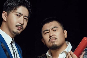 El periodista Chen Qiushi (izquierda)