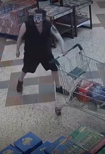 Las cámaras de seguridad registraron la salida del asaltante con el carrito de compras y su trayecto hacia su domicilio (Captura de video)