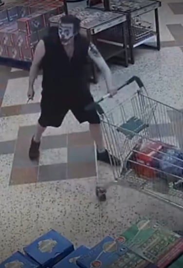 Las cámaras de seguridad registraron la salida del asaltante con el carrito de compras y su trayecto hacia su domicilio (Captura de video)