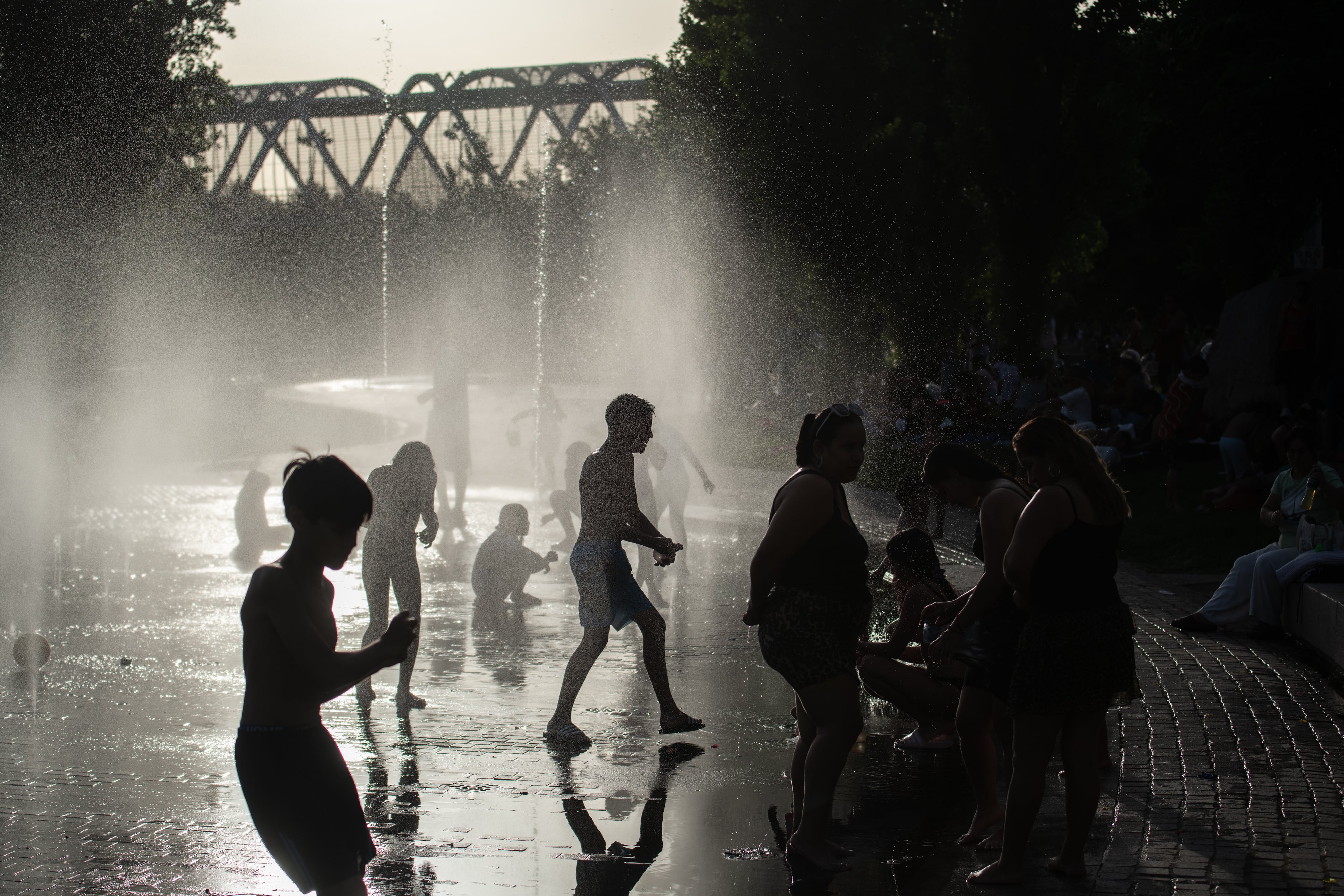 Varias personas se refrescan en las fuentes de Madrid Río, a 23 de junio de 2026, en Madrid (España). (Fernando Sánchez/Europa Press)