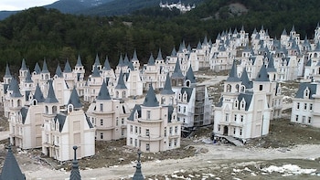 Fueron diseñados para jeques que soñaban con un cuento de hadas turco, pero hoy son ruinas virales: los 732 castillos de Burj Al Babas