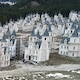 Fueron diseñados para jeques que soñaban con un cuento de hadas turco, pero hoy son ruinas virales: los 732 castillos de Burj Al Babas