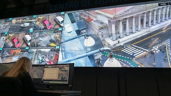 Como ejemplo del impacto de la videovigilancia, destacó el caso de la Comisaría 1-C, ubicada en la zona de Constitución, y la implementación de “cámaras calientes”, un recurso que se utiliza de manera permanente y resulta clave para la prevención (Fotos: Fernando Calzada)